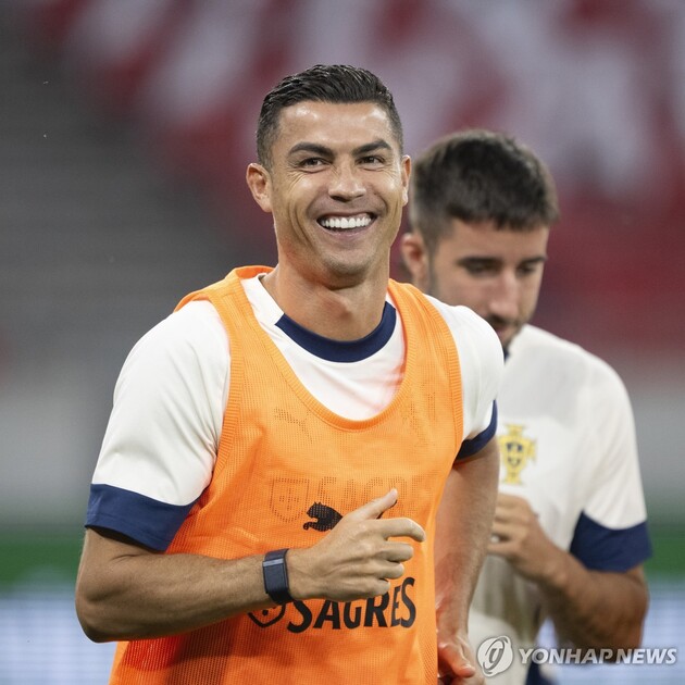 "레드카드 여파 최소화"…호날두, 징계 유예로 월드컵 첫 경기 출전 / 연합뉴스