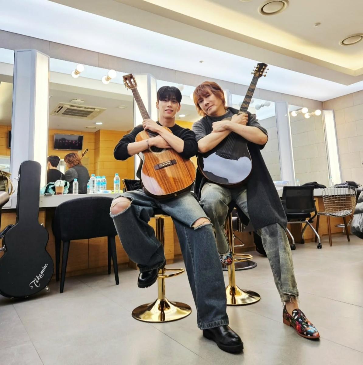 기타를 들고 겨울 공연을 준비 중인 가수 김장훈