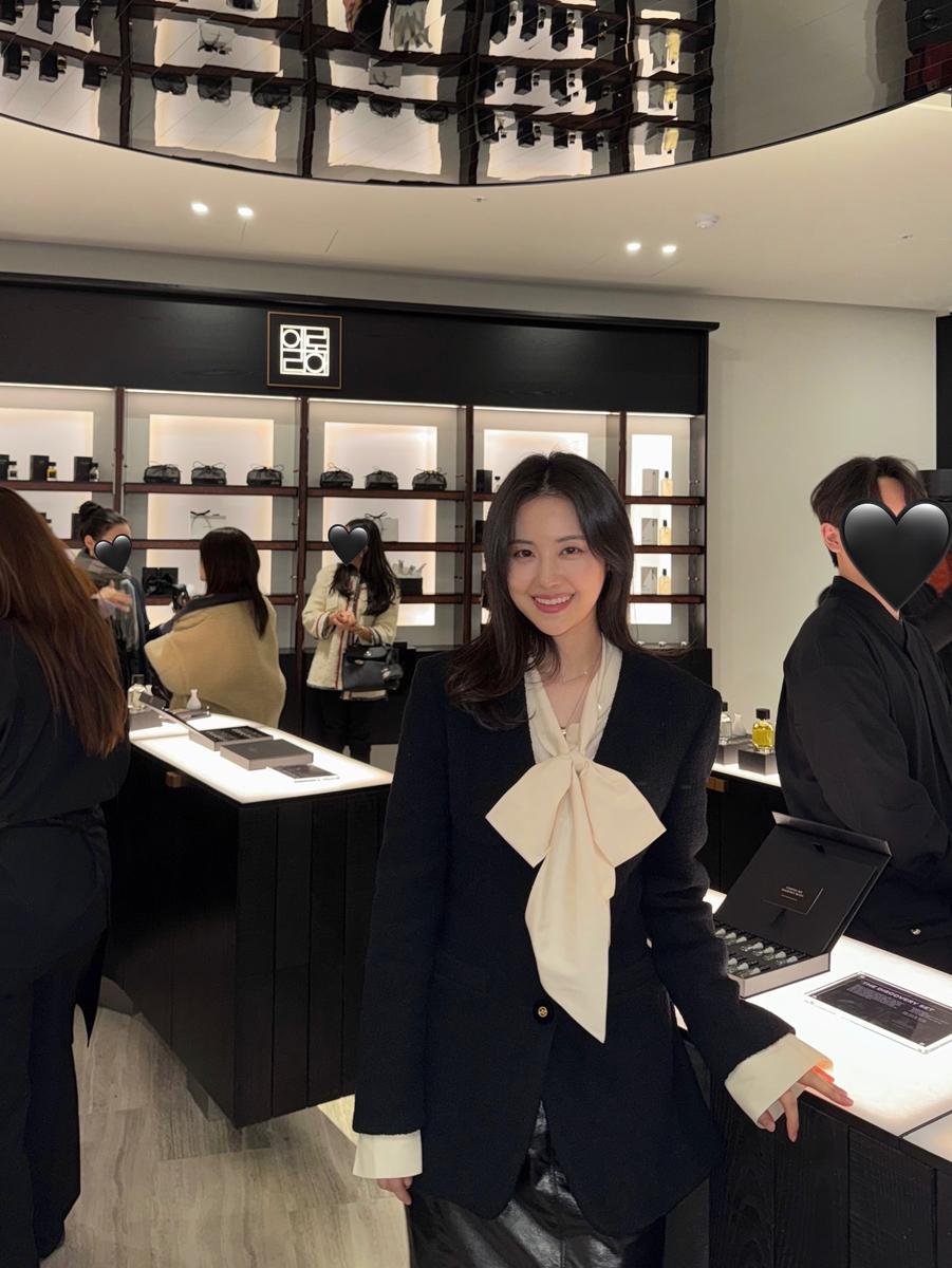 "감정을 깨우는 향기"...서윤아, 겨울 밤 설렘→우아한 뷰티 순간 - 뉴스 썸네일 이미지