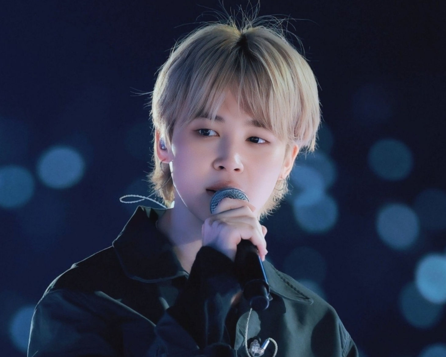 방탄소년단 지민이 무대에서 솔로곡 ‘Who’를 선보이고 있다. (사진=빅히트뮤직)