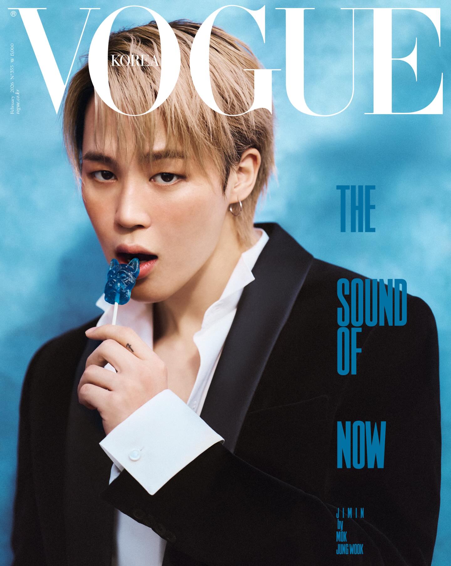 Jimin, do BTS, posa com um terno preto para a edição de fevereiro da Vogue Coreia. (Foto: cortesia da Vogue Coreia)