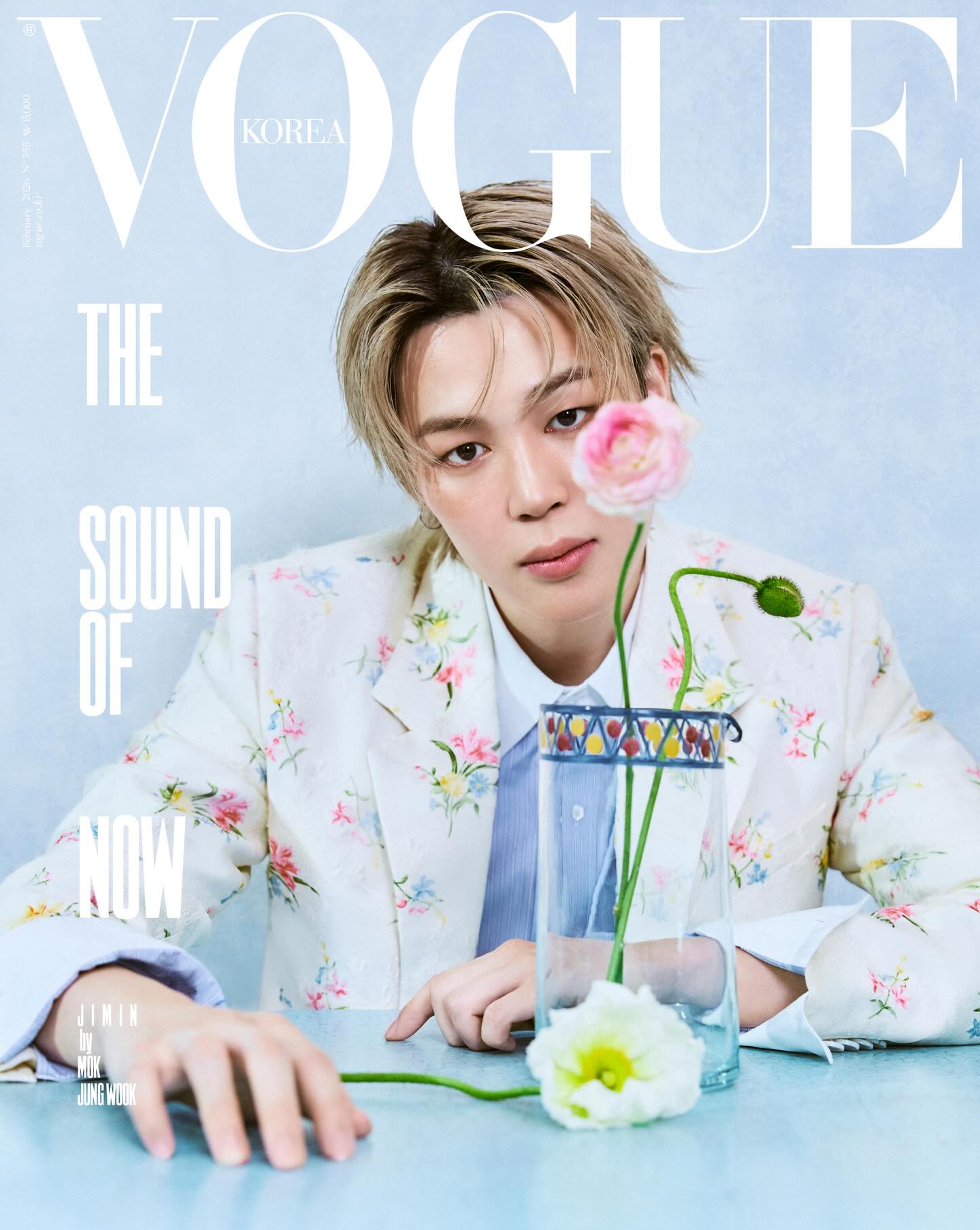Jimin, do BTS, posa para a edição de fevereiro da Vogue Coreia, com elementos florais em destaque. (Foto: Vogue Coreia)