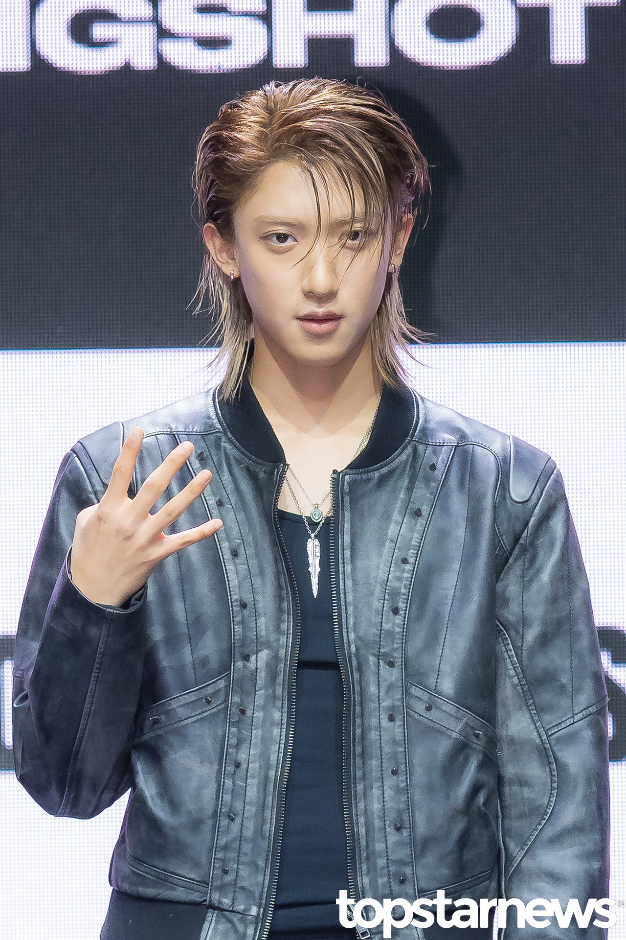 롱샷 우진이 ‘샷 콜러스(SHOT CALLERS)’ 쇼케이스에 참석해 포즈를 취하고 있다. (사진=톱스타뉴스 장호연 기자)