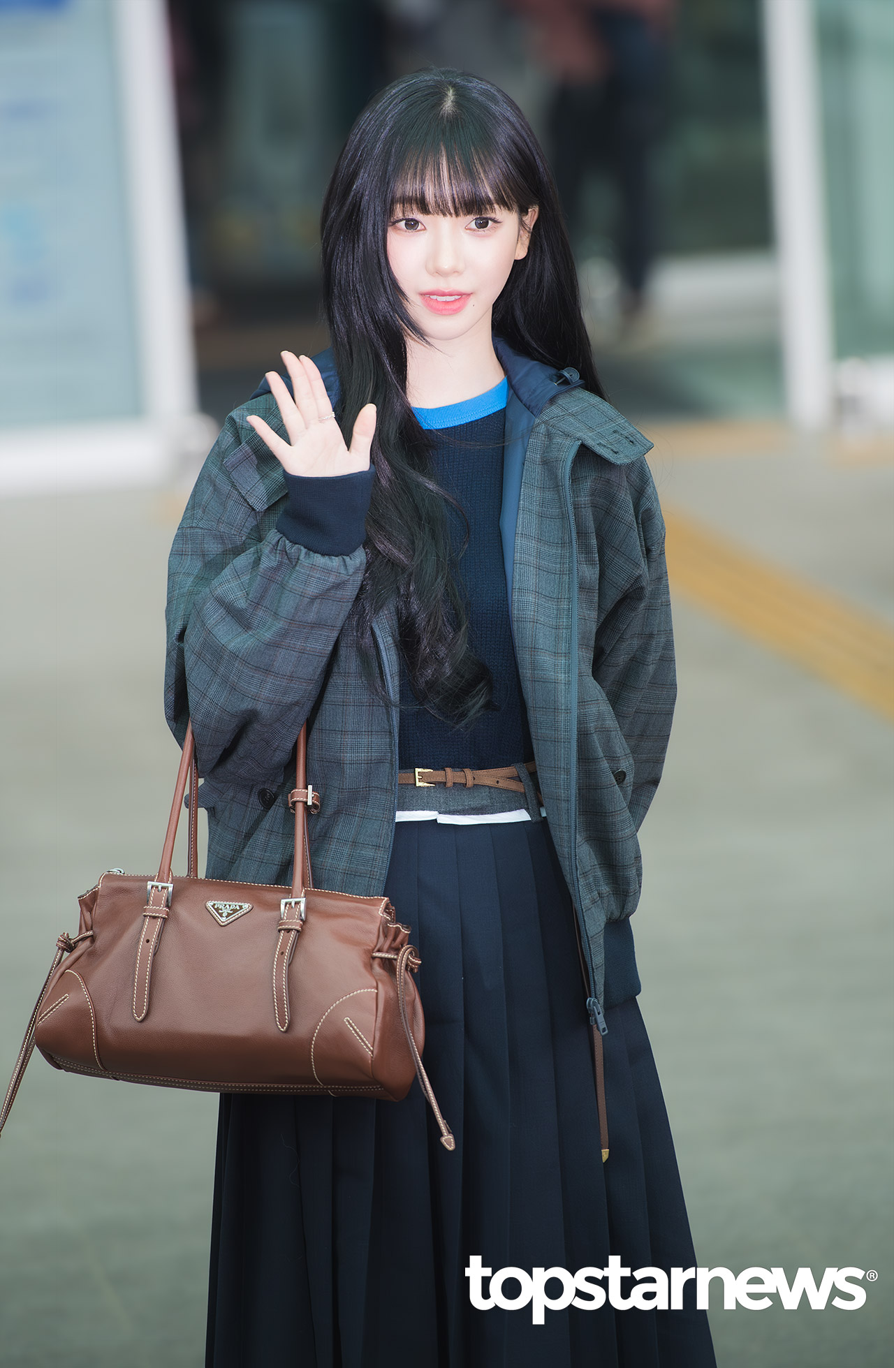 에스파 카리나가 ‘프라다(PRADA) 2026 가을/겨울 남성 패션쇼’ 일정 참석을 위해 인천국제공항에서 출국 하고 있다. (사진=톱스타뉴스 최규석 기자)