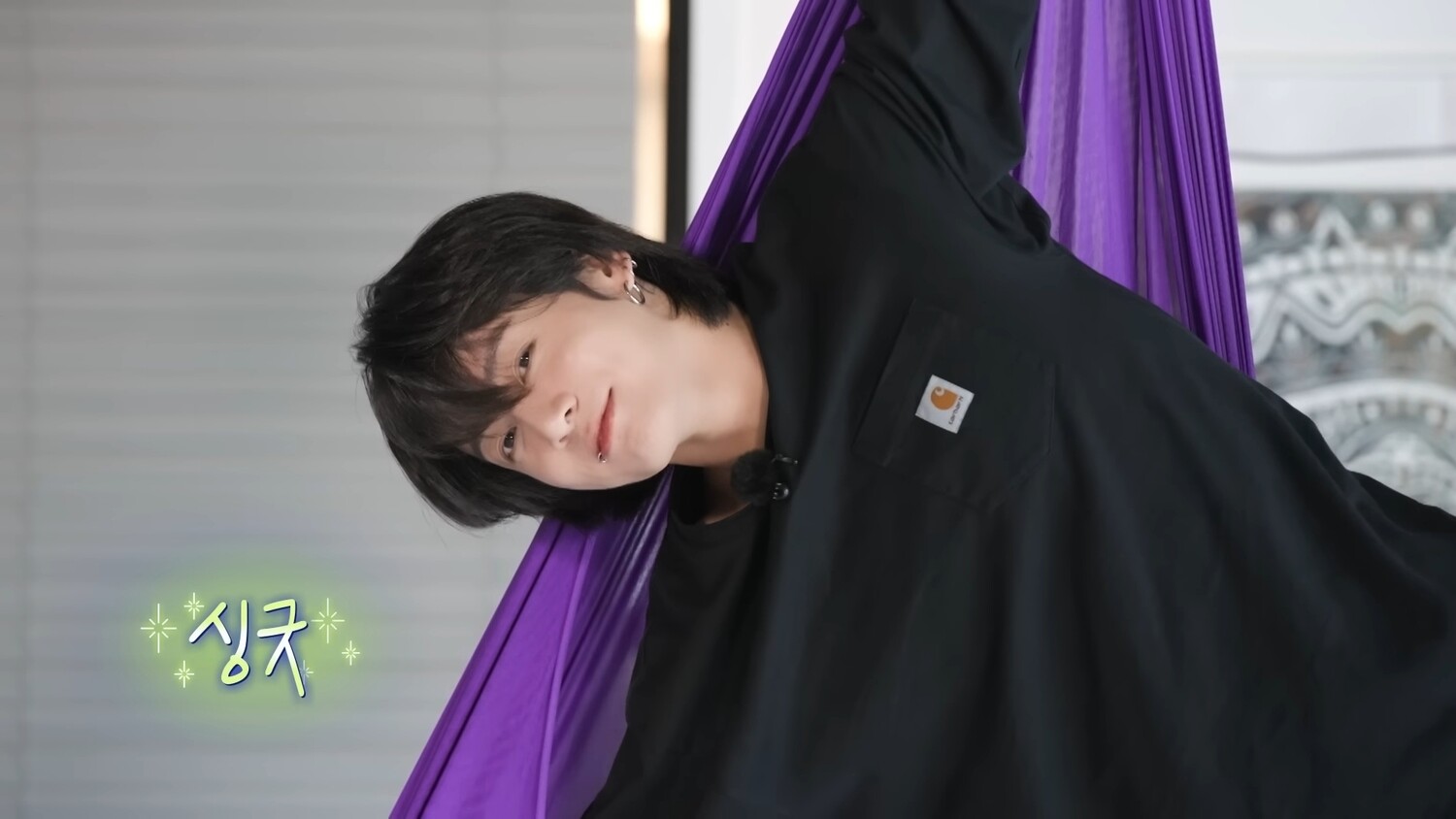 방탄소년단 정국, 플라잉 요가 제일 자신있는 자세는 '그네 타기' - 뉴스 썸네일 이미지