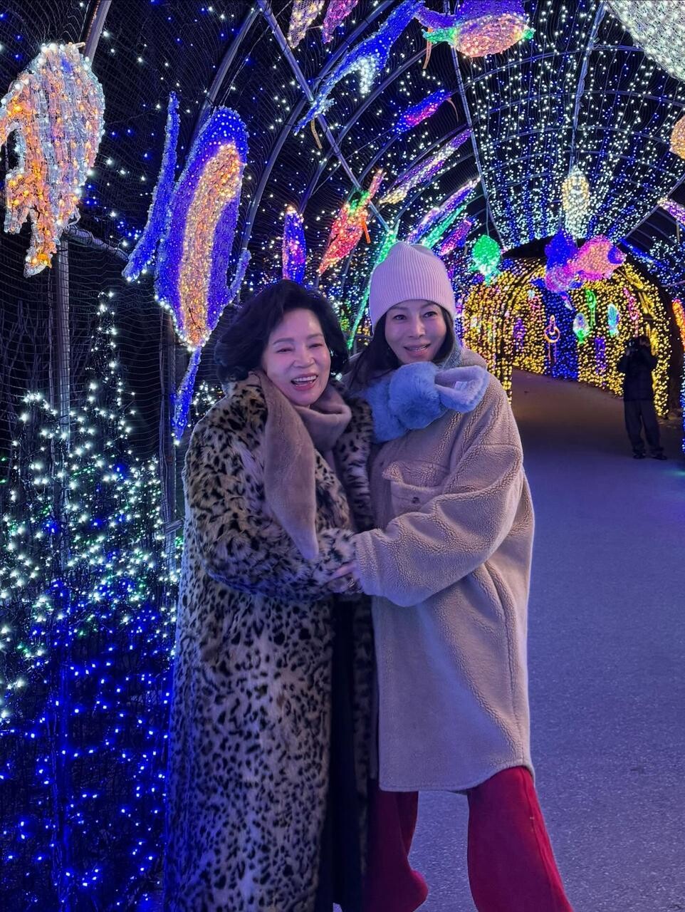 황신혜가 공개한 가평 조명 터널 배경의 모녀 사진 관련 이미지