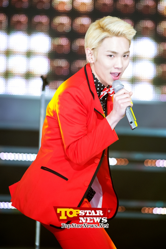 Key De SHINee Con Un Llamativo Traje Rojo MBC MUSIC Show Champion KPOP PHOTO Juana