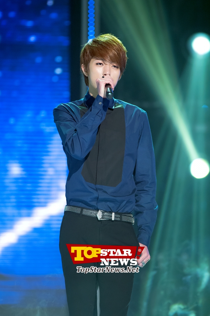 Sung Yeol De Infinite Con Una Sensible Mirada Mbc Music Show Champion Kpop Photo Juana