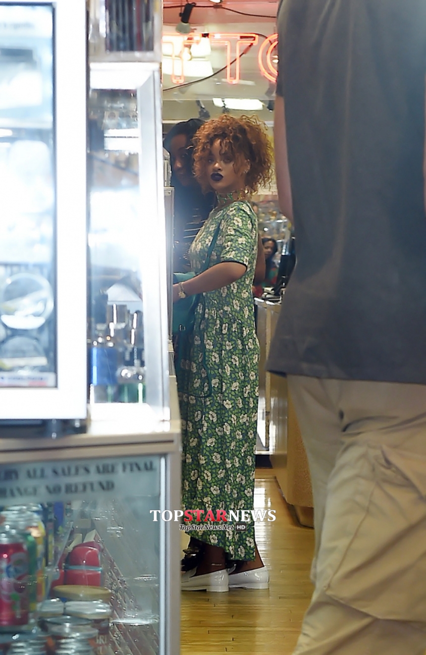 Rihanna goes shopping / ©nihanco