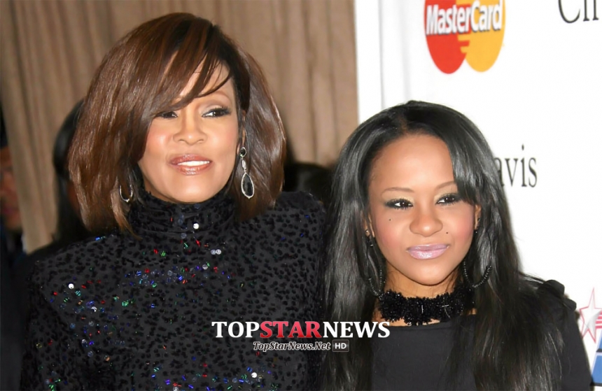 Bobbi Kristina Brown and Whitney Houston / ©nihanco