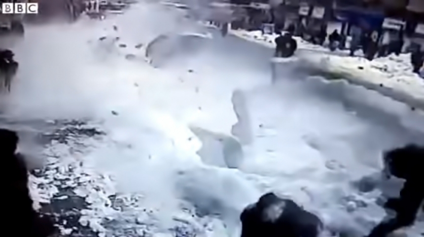 지붕에서 떨어진 ‘눈폭탄’ 맞은 행인들 / BBC 영상 캡처
