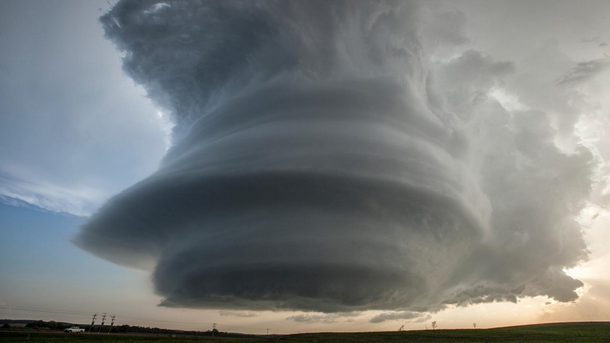 A supercell thunderstorm over Nebraska / Roger Hill,SPL,BBC
