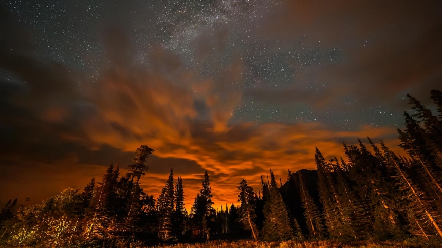 Fire in the Sky over Glacier National Park / Sashikanth Chintla,NOAA,BBC