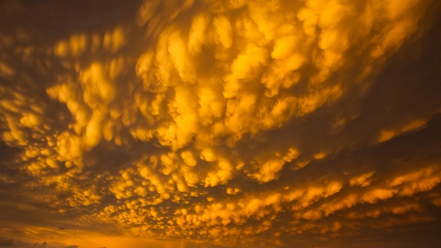 Mammatus clouds over Nebraska / Mike Hollingshead,SPL,BBC