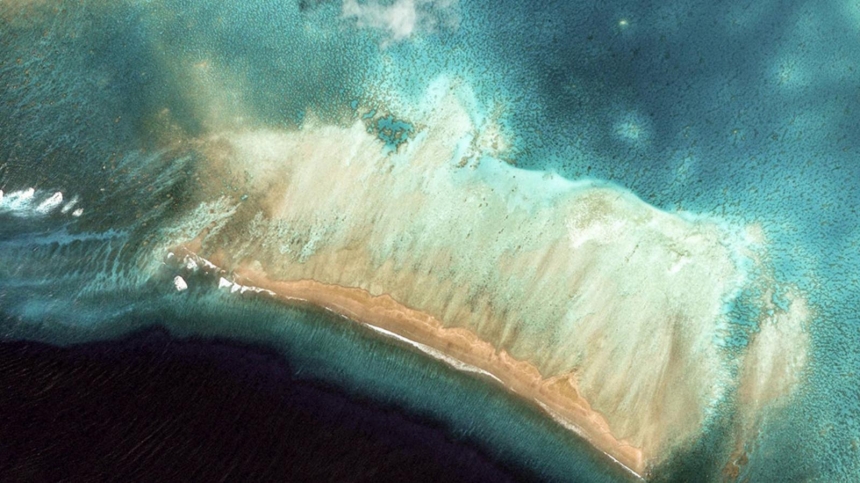 The island nation of Kiribati is made up of 33 atolls and reef islands and one raised coral island / Google Earth, BBC