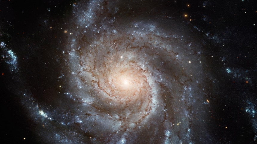 Meet the Pinwheel galaxy, also called Messier 101 / NASA,ESA,STScI