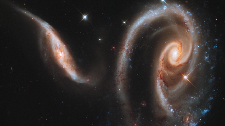 Two galaxies collide into the shape of a rose, its light reaching us from 200 million light years away / NASA,ESA,Hubble