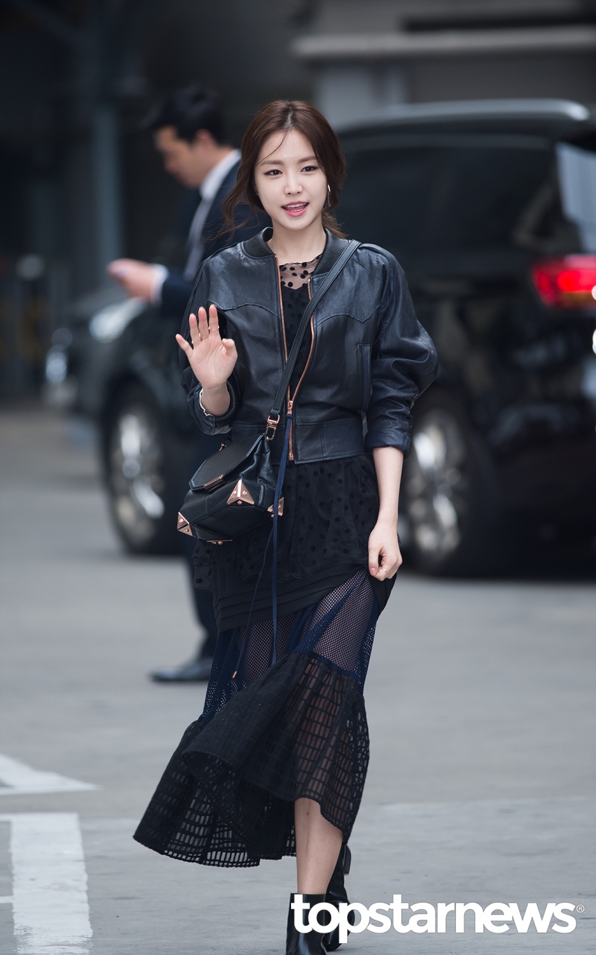 밝게 웃으며 걸어오는 ‘에이핑크(Apink) 손나은’ / 서울, 톱스타뉴스 김민정 기자