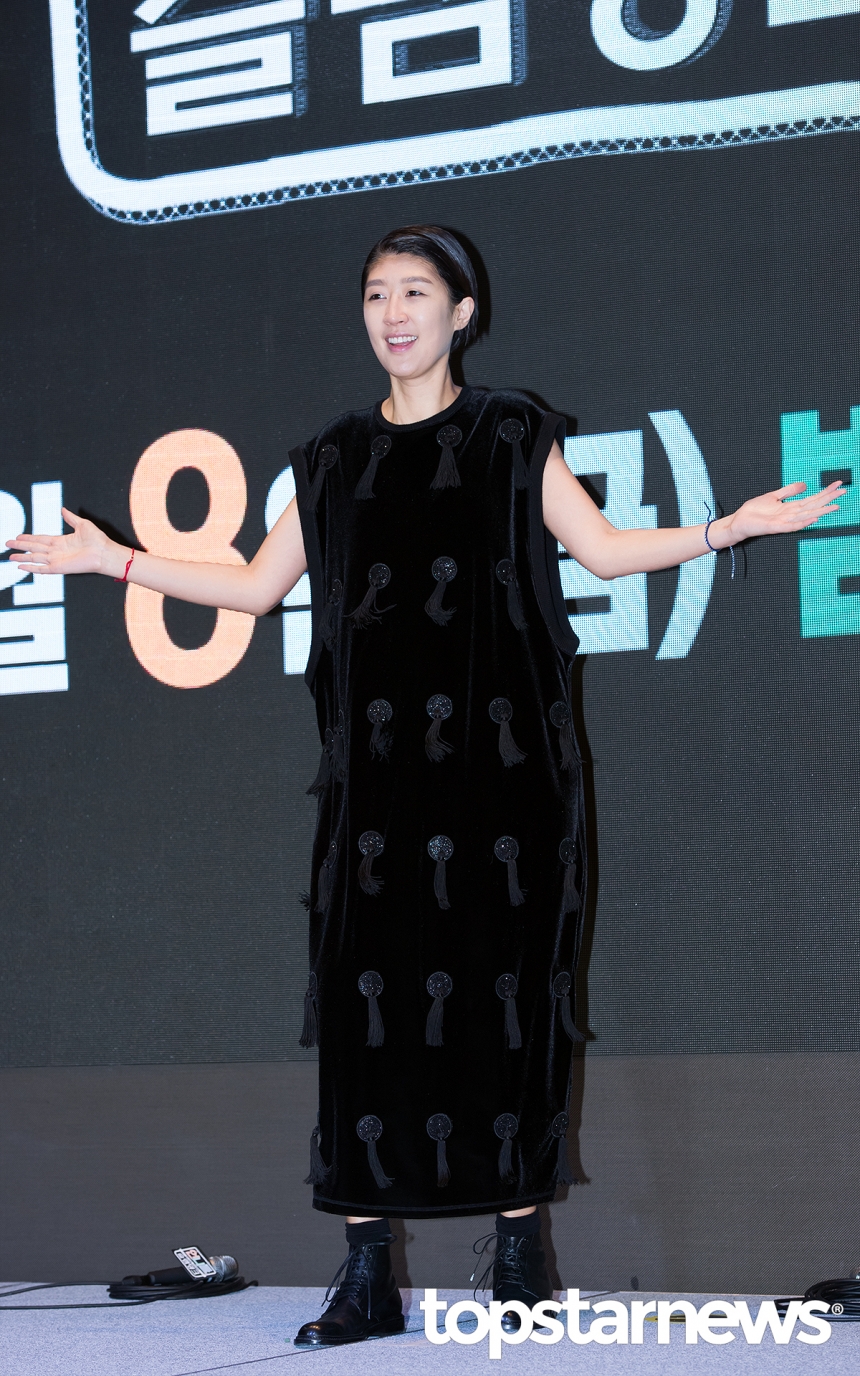 의상을 뽐내기위해 춤추는 ‘홍진경’/ 서울, 톱스타뉴스 김혜진 기자