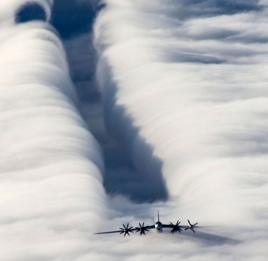 구름을 가로지르는 비행기 / reddit
