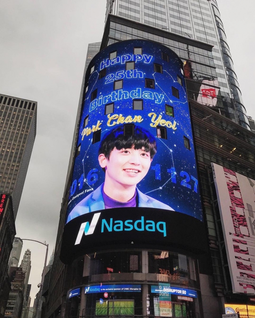 뉴욕 타임스퀘어 나스닥 스크린에 집행된 찬열 생일 축하 광고