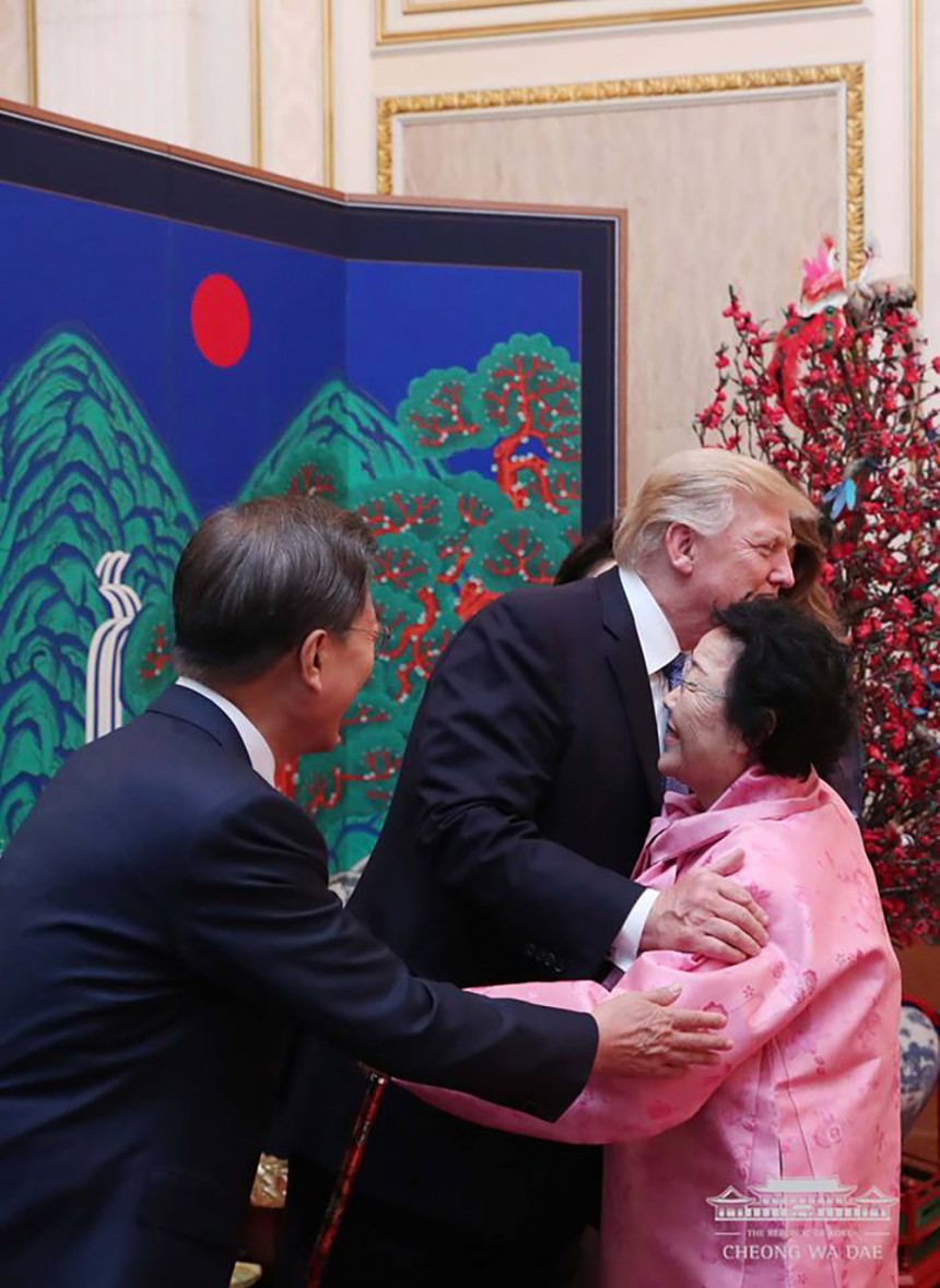 트럼프 대통령과 포옹하는 이용수 할머니 / 청와대