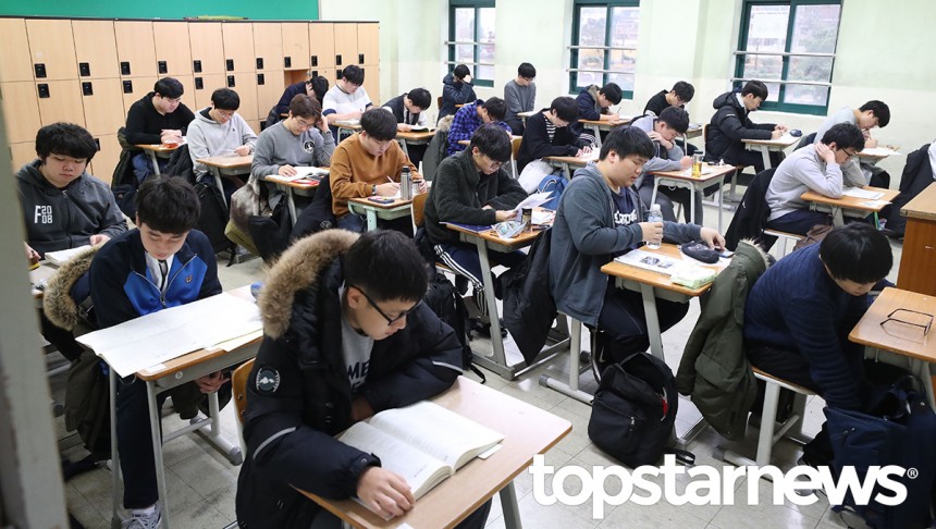2018 수능 / 2018학년도 대학수학능력시험일을 맞은 23일 오전 서울 용산구 용산고등학교에 마련된 시험장에서 수험생들이 공부를 하고 있다.  ⓒ 뉴시스