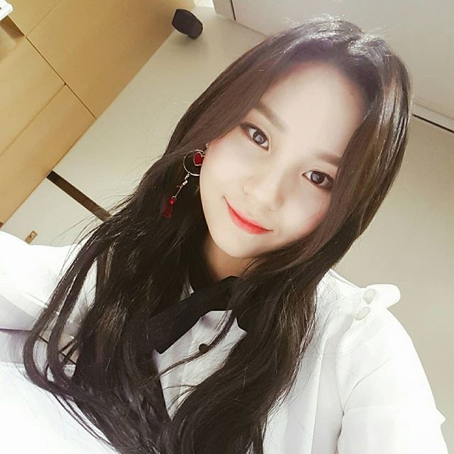 [근황] 여자친구 엄지, 점점 예뻐지는 외모…'빛이 나' - 권미성 기자 - 톱스타뉴스