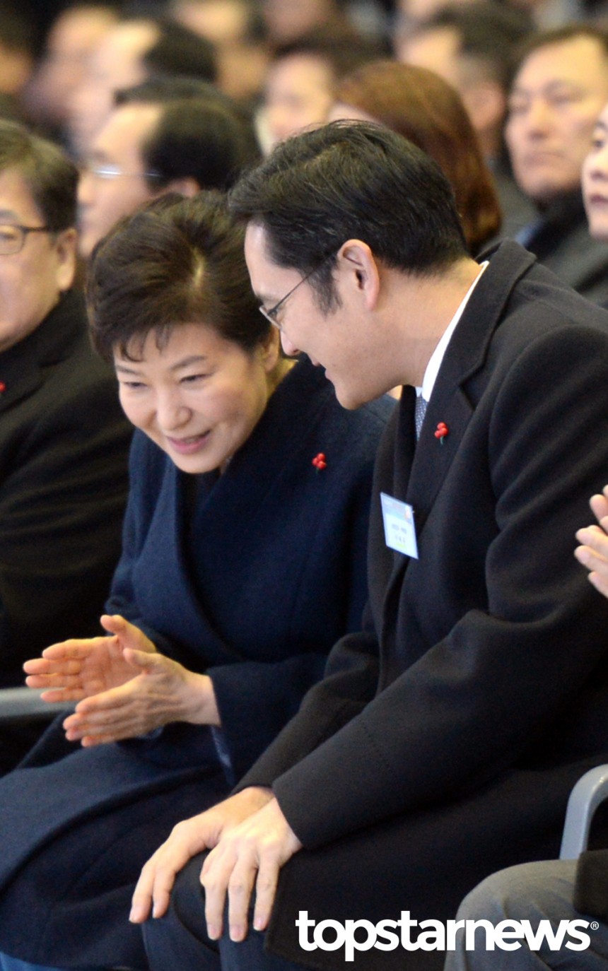 박근혜 대통령이 2015년 12월 21일 오전 인천 송도에서 열린 삼성바이오로직스 제3공장 기공식에 참석, 이재용 삼성전자 부회장과 대화하고 있다 / 뉴시스