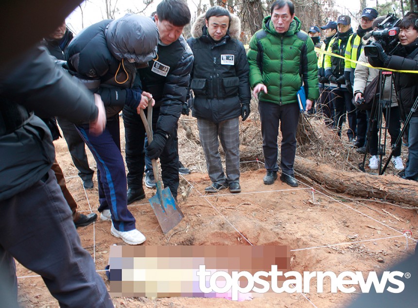  4일 전북 군산시 내초동 한 야산에서 열린 현장검증에서 고준희 양의 아버지(아빠) 고모(37)씨가 시신을 묻고 흙으로 덮는 장면을 재연하고 있다 / 사진=뉴시스