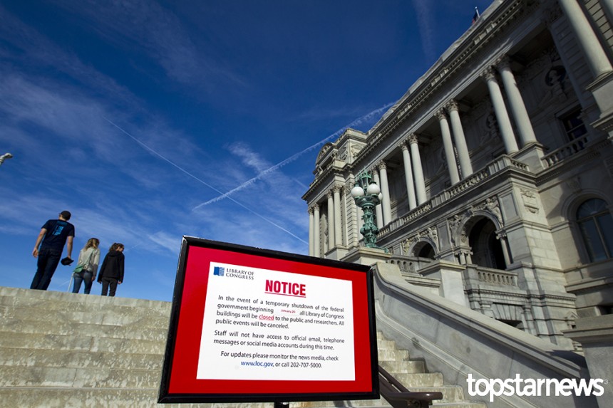 미 연방 의회도서관 앞에 20일 정부의 셧다운으로 문을 열지 못한다는 공고문 간판/ 뉴시스 제공