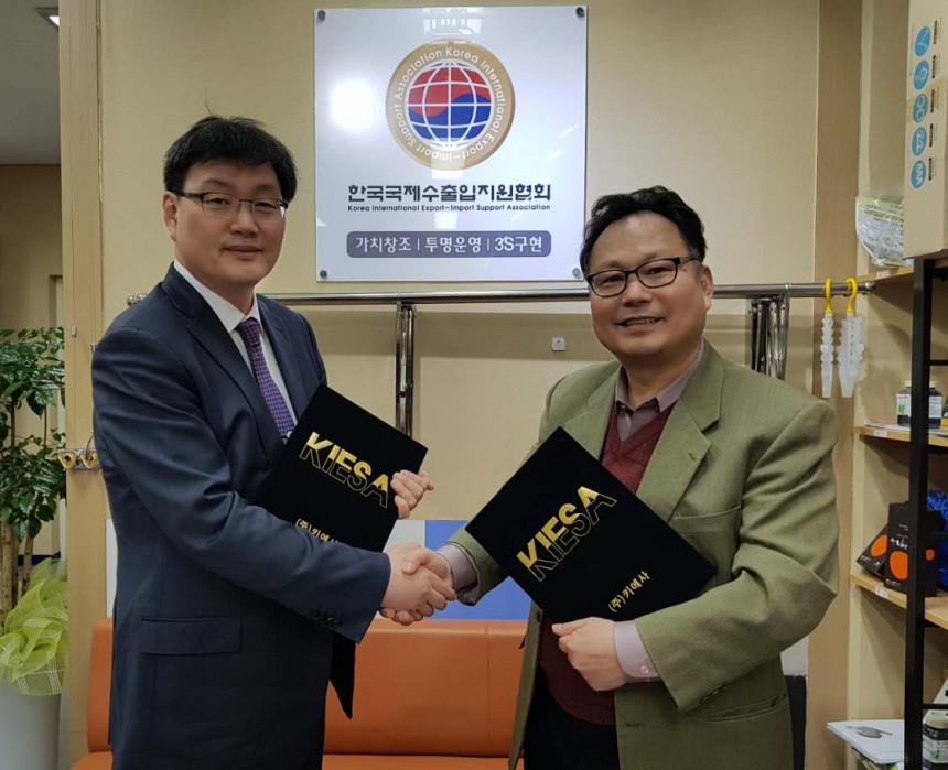 사진 왼쪽부터 ㈜부머스 우성용 대표이사, 한국국제수출입협회(KIESA 키에사) 이기춘 회장