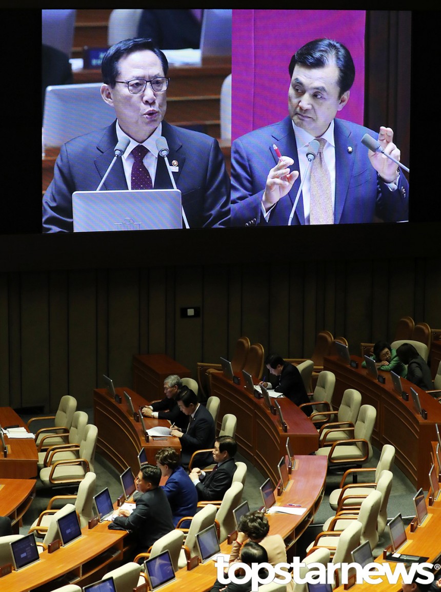 (좌) 송영무 국방부 장관 (우) 더불어민주당 안규백 의원 / 뉴시스 사진 제공