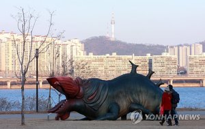 2억원 들여 만든 한강 &apos;괴물&apos; 조형물, 10년 만에 철거 수순