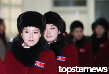 13년 만에 온 북한 응원단, 이번에도 대부분 20대 여성…‘시선 집중’