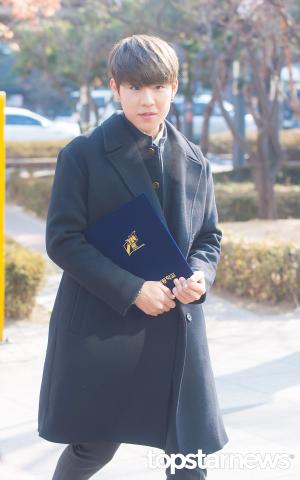 [HD포토] 워너원(Wanna One) 박우진, ‘졸업장을 꼬옥 쥐고’