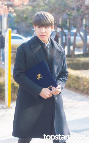 [HD포토] 워너원(Wanna One) 박우진, ‘워너블을 향한 핫팩보다 따뜻한 눈빛’