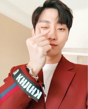 [근황] B1A4 진영, “조금 있다 봐요”… 손가락 하트로 팬 향한 애정