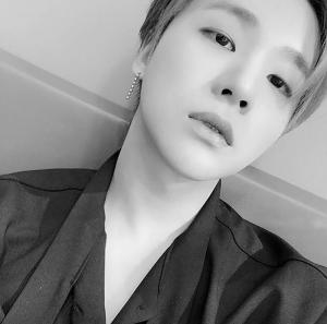 [근황] 아이콘(iKON) 김진환, 감성 넘치는 근황 공개 “당신 혹시 얼굴천재?”