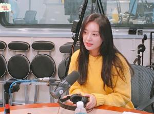 ‘언니네 라디오’ 김지원, 청초한 비주얼 과시…“알면 알수록 매력적인 그녀”
