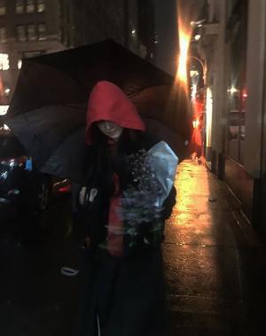 [근황] 손나은, 우산을 쓰고 미소를 띄우며…“48시간생일끝”
