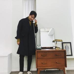 [근황] 멜로망스 김민석, “여보세요?”… 수화기 들고 ‘멍뭉미 발산’