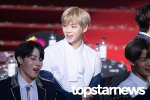 [UHD포토] 워너원(Wanna One) 강다니엘, ‘더워서 자켓 벗었어요’ (가온차트)