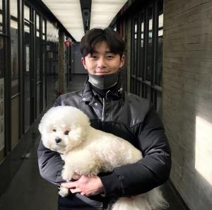 ‘윤식당2’ 박서준, 강아지 안아들고 ‘멋짐 폭발’…“명절맞이 산책”