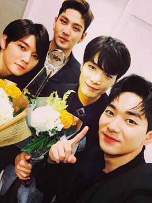 뉴이스트W 아론, 완전체의 훈훈한 과거 모습…“사랑합니다”