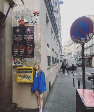 현아, 파리에서 화보같은 일상 공개…하의실종 패션 ‘눈길’