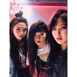 레드벨벳(Red Velvet), 뮤직비디오 촬영현장서 셀카 삼매경