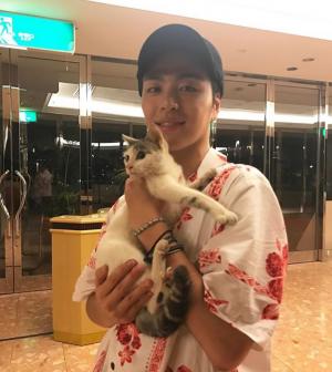 [근황] 아이콘(iKON) 구준회, 고양이 안고 훈훈한 미소 “오키나와에서 만난 친구”
