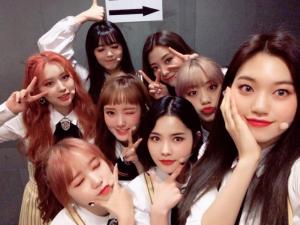 ‘음악중심’ 위키미키(Weki Meki), 완전체 단체샷 공개…’꽃밭이 따로 없네’