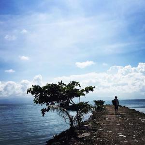 [근황] ‘아마데우스’ 김재욱, 푸른 하늘과 바다를 배경으로 한 근황 공개 “나도 공연 보고싶다”